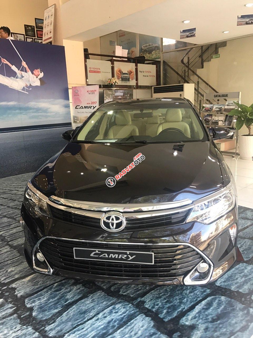 Bán Toyota Camry 2.0E, màu đen, giá chỉ 977 triệu. Xe giao ngay, hỗ trợ trả góp trên 80% LS ưu đãi-0