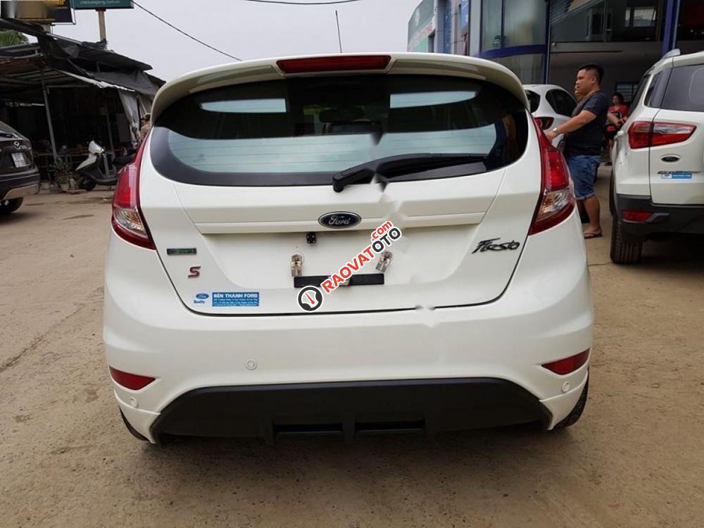 Bán xe Ford Fiesta 1.0 sản xuất năm 2015, màu trắng chính chủ, giá 495tr-2