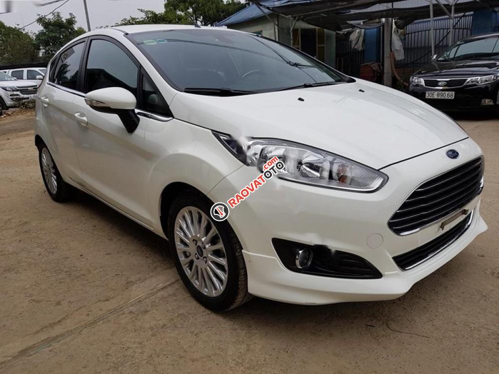 Bán xe Ford Fiesta 1.0 sản xuất năm 2015, màu trắng chính chủ, giá 495tr-3