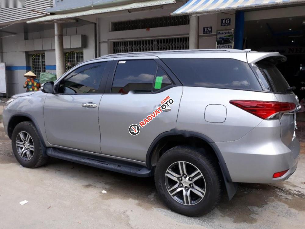 Bán Toyota Fortuner V 4x2 AT năm sản xuất 2016, màu bạc, nhập khẩu-2