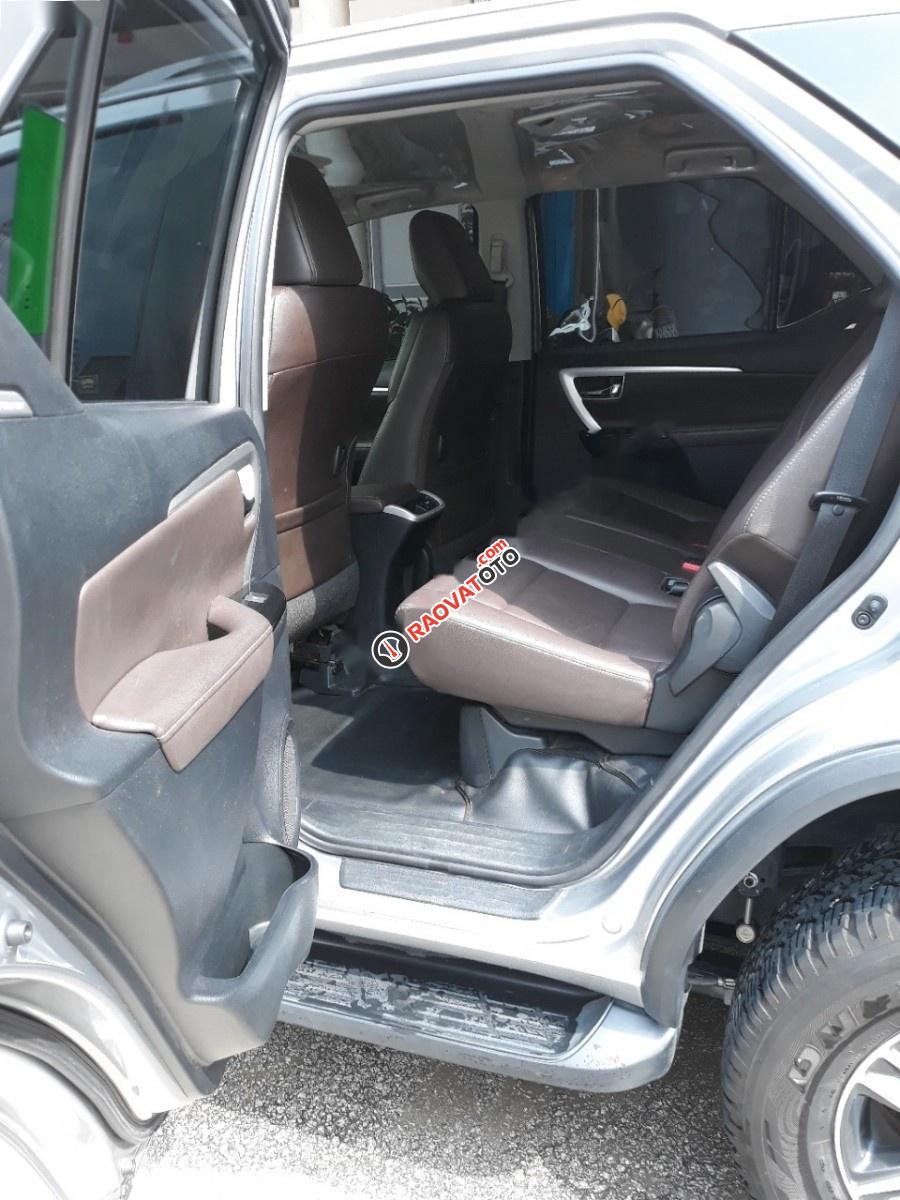 Bán Toyota Fortuner V 4x2 AT năm sản xuất 2016, màu bạc, nhập khẩu-9