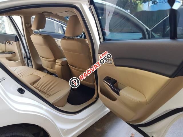 Cần bán Honda Civic 1.8AT đời 2015, màu trắng chính chủ, 630tr-0