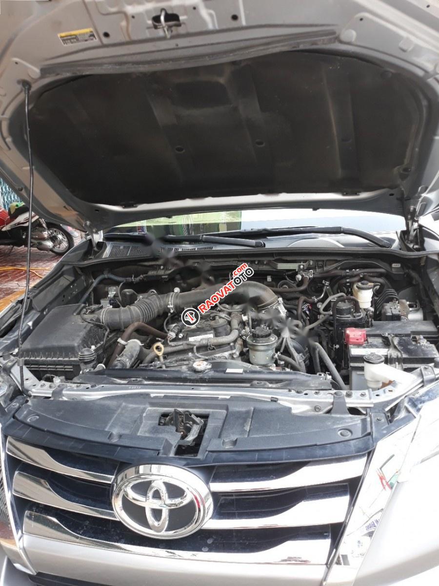 Bán Toyota Fortuner V 4x2 AT năm sản xuất 2016, màu bạc, nhập khẩu-8
