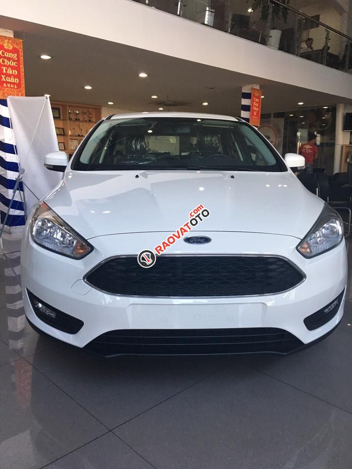 Bán Focus 1.5 Ecoboost giao xe ngay, hỗ trợ vay 80%, lãi suất cố định 0.6%/tháng cố định 3 năm, LH Lộc: 093.123.8088-1