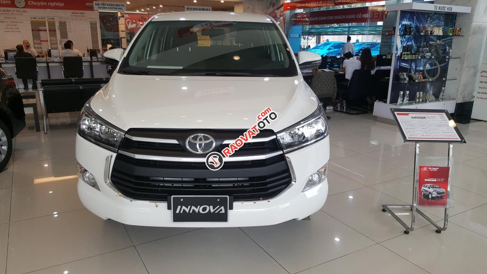 Bán Toyota Innova E giao ngay, hỗ trợ mua xe trả góp 85%, tặng tiền mặt, phụ kiện chính hãng, Hotline 0987404316-0