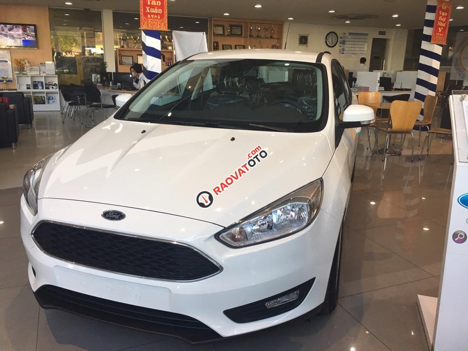 Bán Focus 1.5 Ecoboost giao xe ngay, hỗ trợ vay 80%, lãi suất cố định 0.6%/tháng cố định 3 năm, LH Lộc: 093.123.8088-3