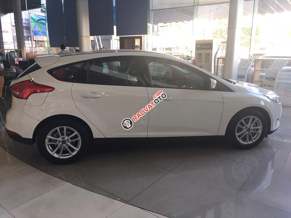 Bán Focus 1.5 Ecoboost giao xe ngay, hỗ trợ vay 80%, lãi suất cố định 0.6%/tháng cố định 3 năm, LH Lộc: 093.123.8088-2