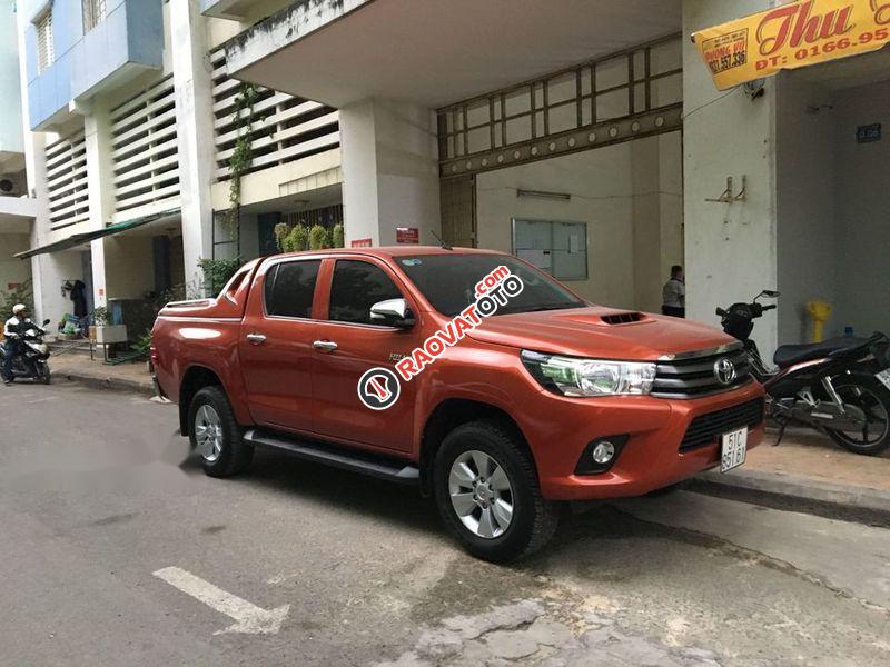 Bán xe Toyota Hilux 2.5E sản xuất năm 2016, màu cam, giá tốt-1