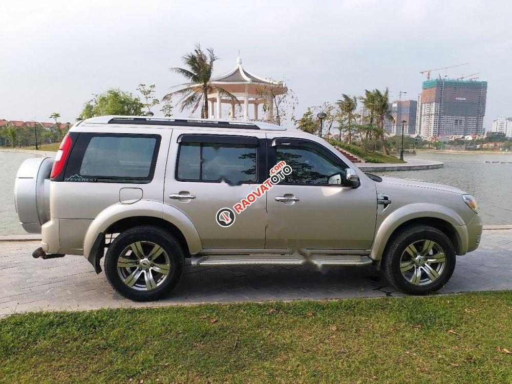 Chính chủ bán Ford Everest 4x2 MT năm sản xuất 2011, màu bạc-6