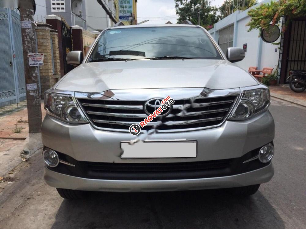 Bán Toyota Fortuner V 4x2 AT đời 2016, màu bạc -0