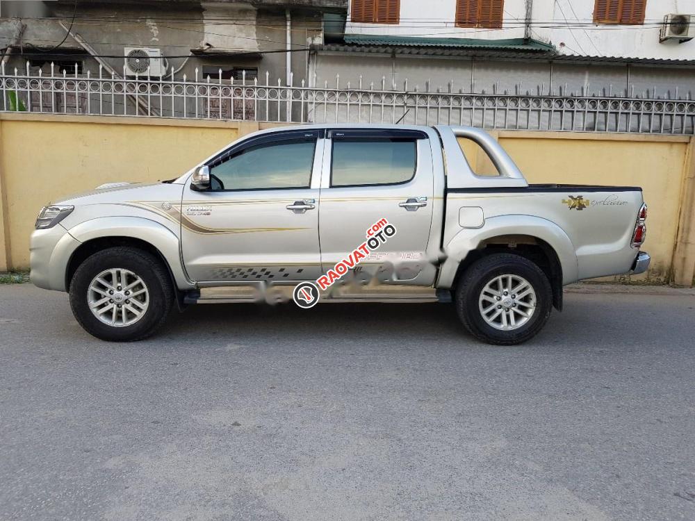 Bán Toyota Hilux sản xuất năm 2012, màu bạc, nhập khẩu -0