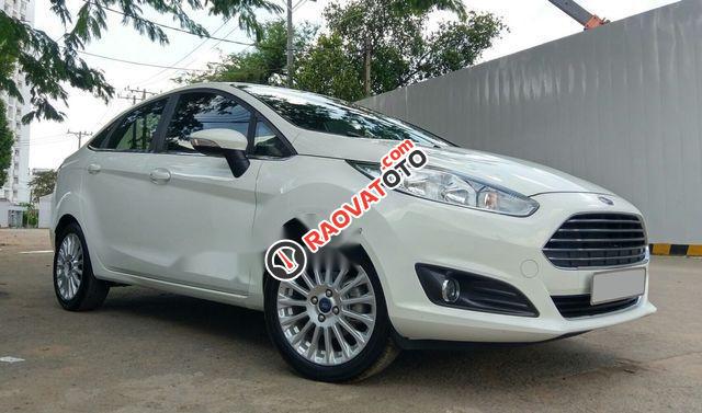 Cần bán gấp Ford Fiesta Titanium đời 2016, màu trắng chính chủ, giá chỉ 438 triệu-0