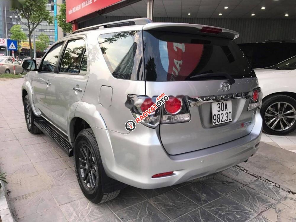 Bán Toyota Fortuner V 4x2AT 2016, màu bạc  -8