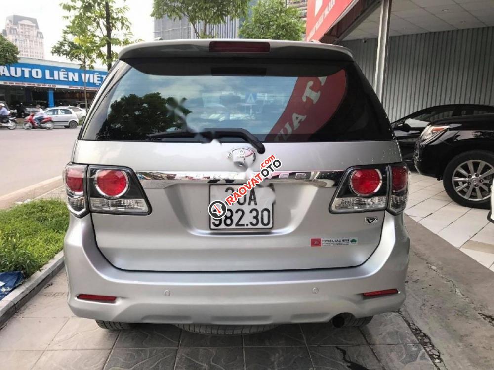 Bán Toyota Fortuner V 4x2AT 2016, màu bạc  -9