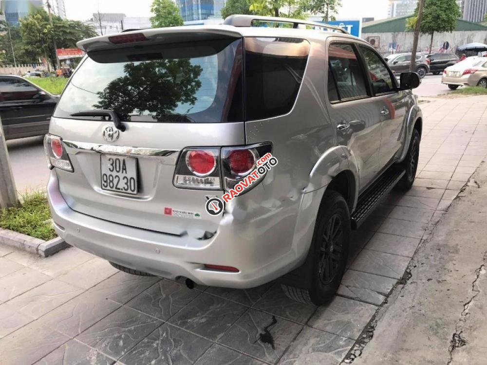 Bán Toyota Fortuner V 4x2AT 2016, màu bạc  -3