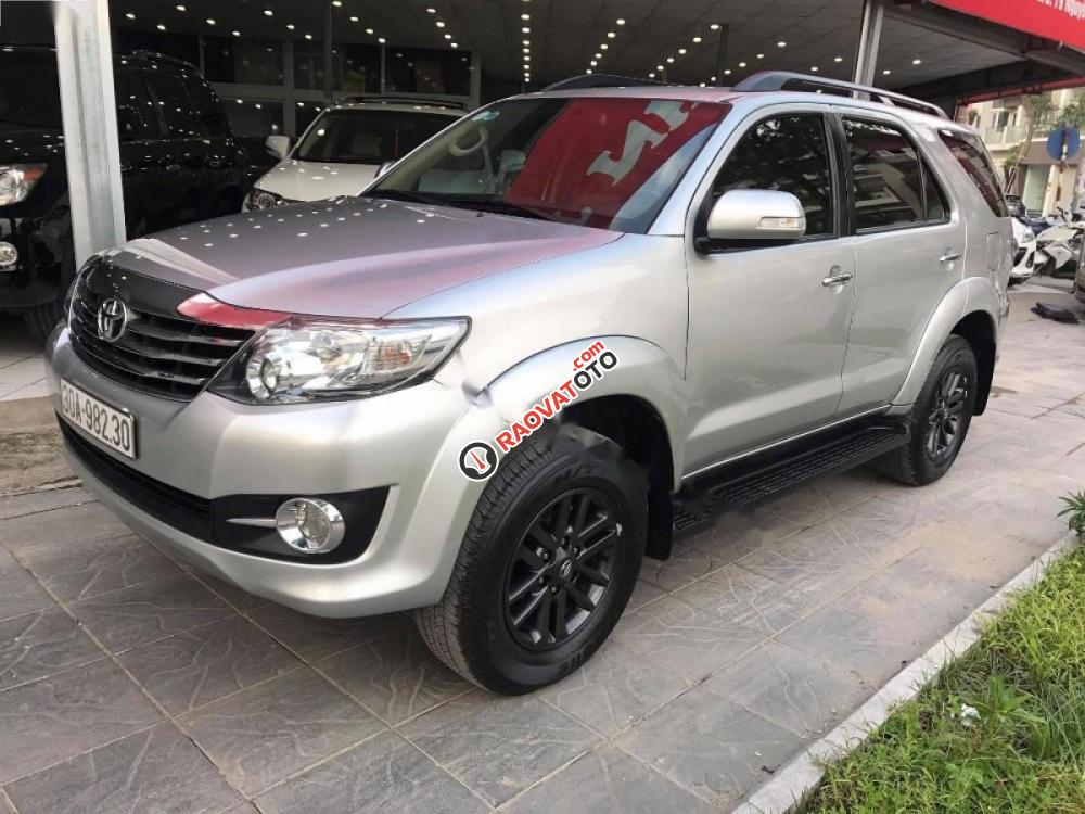 Bán Toyota Fortuner V 4x2AT 2016, màu bạc  -7