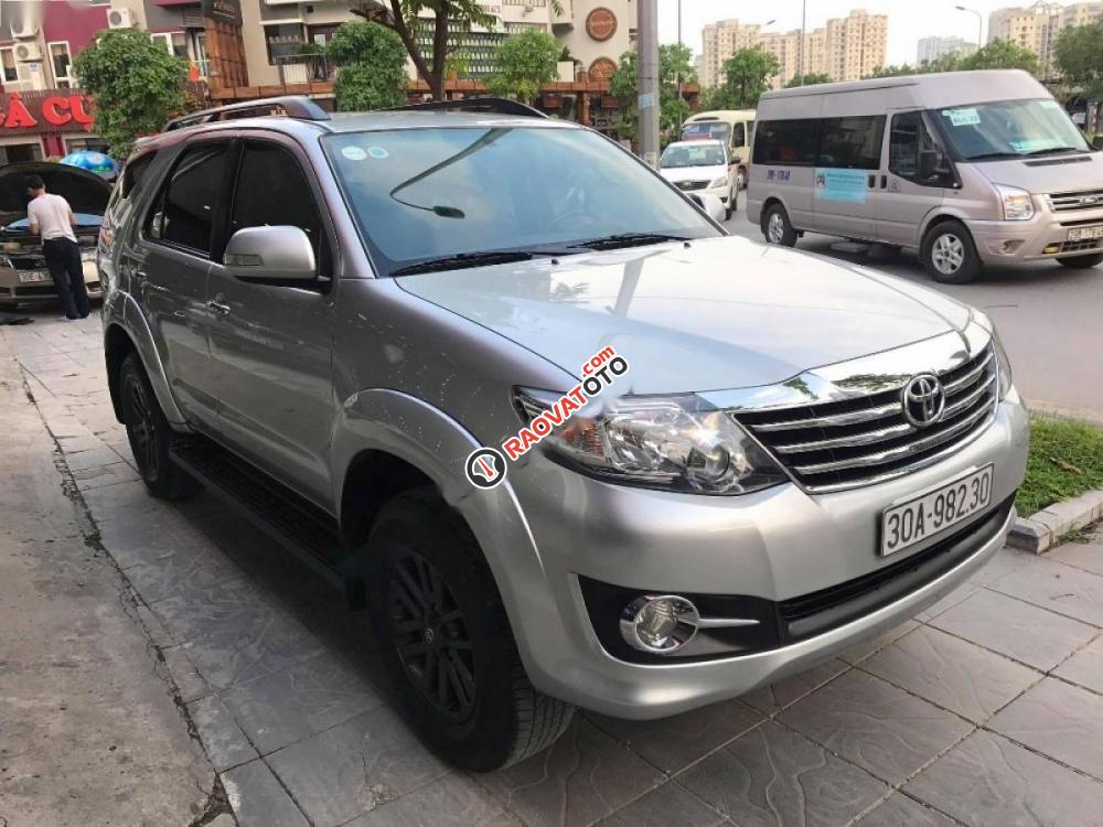 Bán Toyota Fortuner V 4x2AT 2016, màu bạc  -1