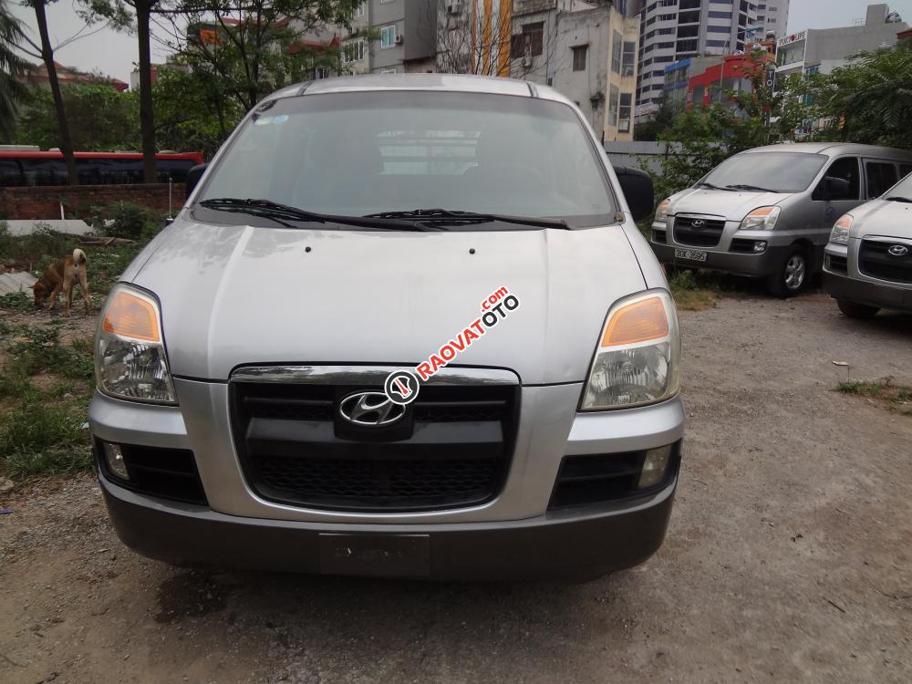 Cần bán Hyundai Starex GRX 6 chỗ 800kg CRDi đời 2004, màu bạc, xe nhập-0