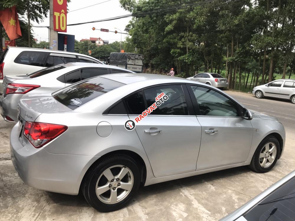 Cần bán Chevrolet Cruze 1.6 LS sản xuất 2011, màu bạc-2