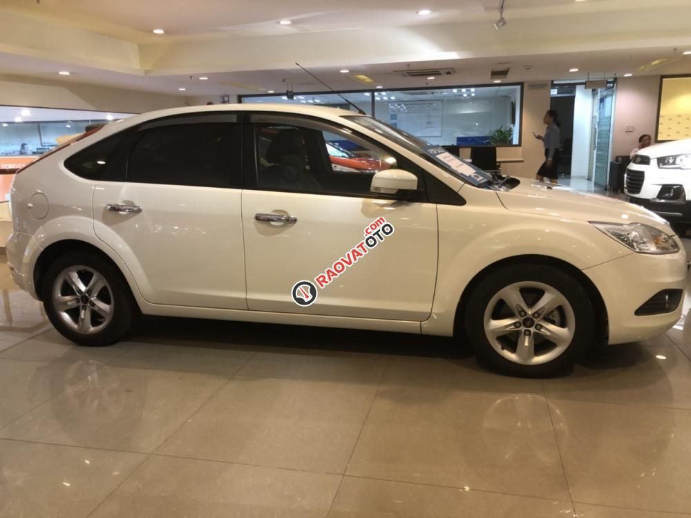 Bán xe Ford Focus 1.8L Hatchback đời 2011, màu trắng, xe chính hãng-7