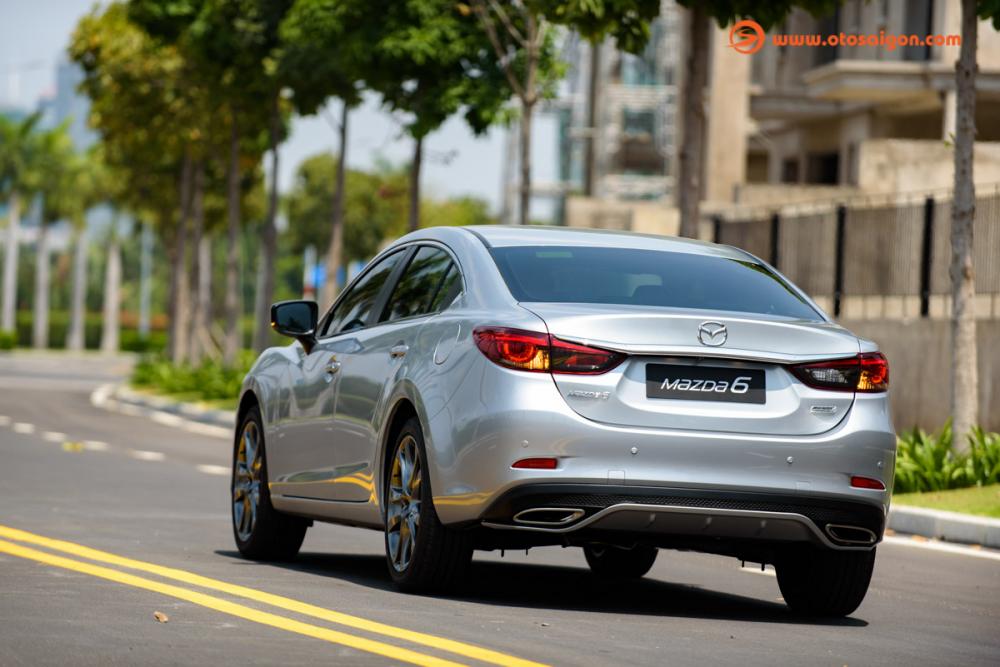 Mazda 6 2.5 Premium gây chú ý khi chạy trên đường 