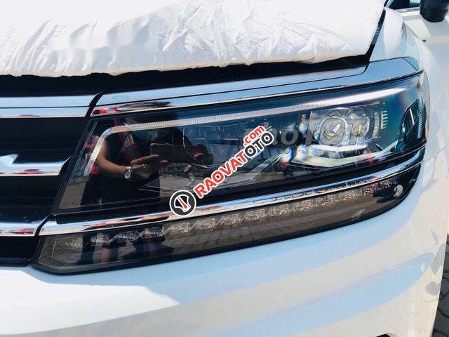 Cần bán lại xe Volkswagen Tiguan 2.0 2018, màu trắng, giá tốt-1