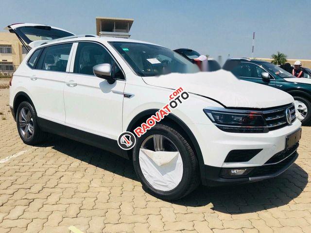 Cần bán lại xe Volkswagen Tiguan 2.0 2018, màu trắng, giá tốt-0