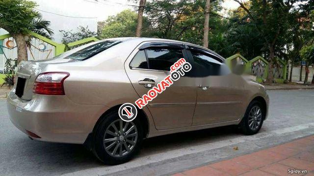 Cần bán xe Toyota Vios E 1.5MT năm 2013, màu bạc xe gia đình-2