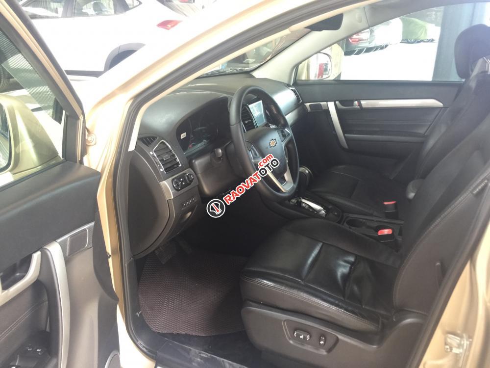 Bán Chevrolet Captiva Revv 2.4 2016, màu vàng cát, giá TL, hỗ trợ góp-3