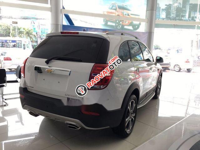 Bán ô tô Chevrolet Captiva đời 2017, màu trắng-3