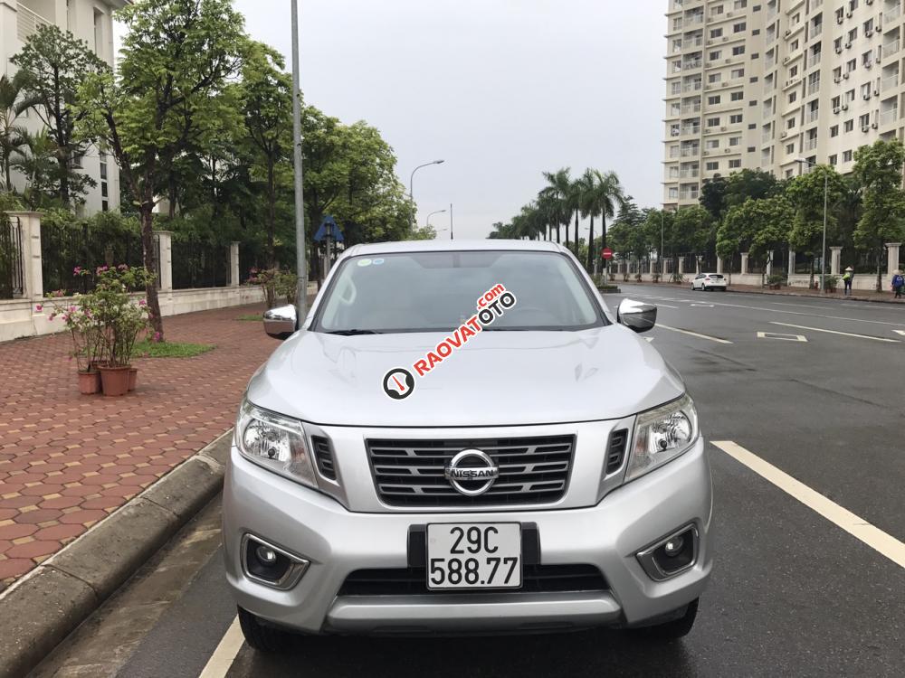 Gia đình bán Nissan Navara E, đời 2016, màu bạc, đi hơn 2 vạn KM còn bảo hành hãng-3