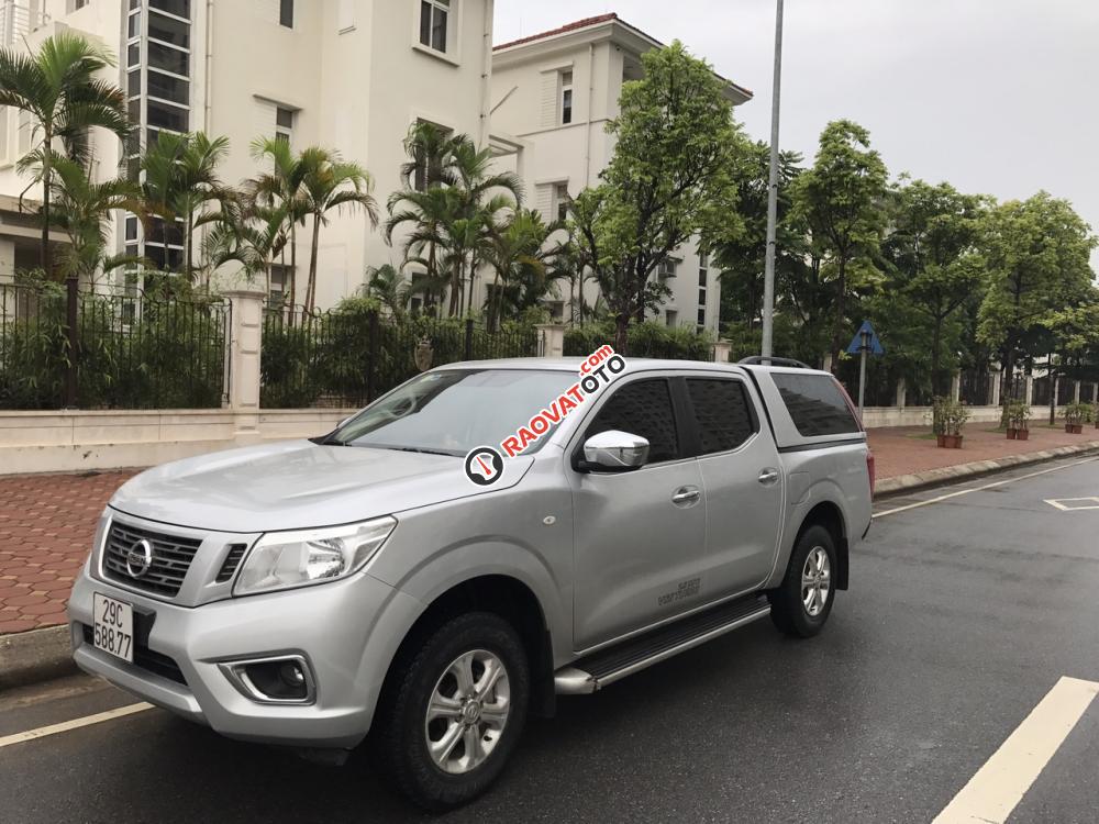 Gia đình bán Nissan Navara E, đời 2016, màu bạc, đi hơn 2 vạn KM còn bảo hành hãng-2