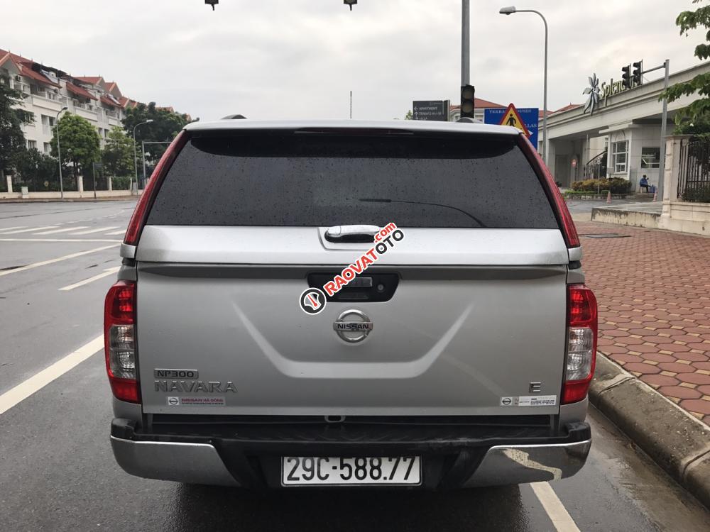 Gia đình bán Nissan Navara E, đời 2016, màu bạc, đi hơn 2 vạn KM còn bảo hành hãng-4