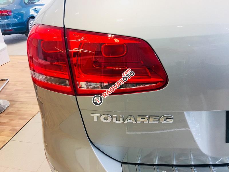 Bán Volkswagen Touareg màu bạc xe nhập, Giá tốt nhất thị trường hiện nay. Giảm mạnh 369 triệu, hotline: 0942050350-2