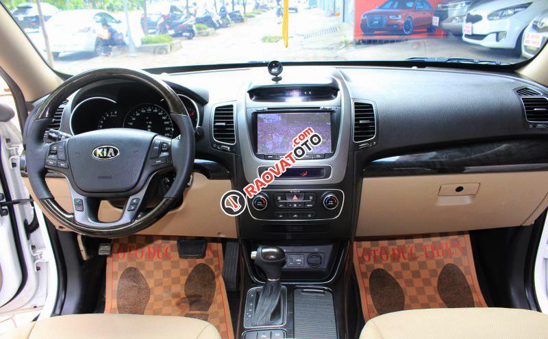 Cần bán gấp Kia Sorento 2.4GAT sản xuất 2016, màu trắng  -8