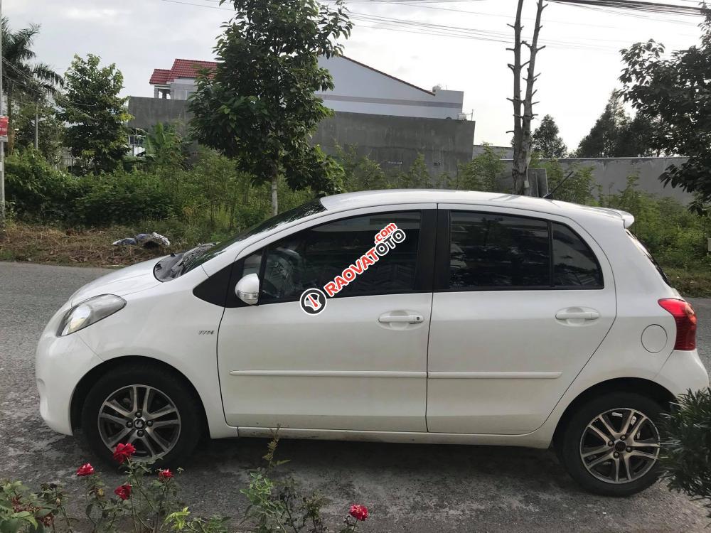 Cần bán xe Toyota Yaris RS sản xuất 2013, màu trắng, xe nhập-1