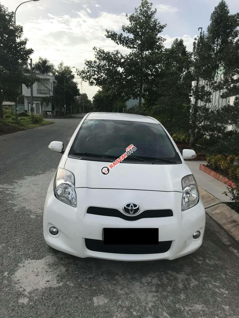 Cần bán xe Toyota Yaris RS sản xuất 2013, màu trắng, xe nhập-0