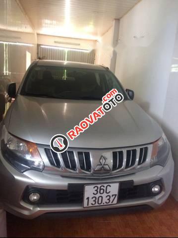 Cần bán gấp Mitsubishi Triton đời 2015, màu bạc giá cạnh tranh-0
