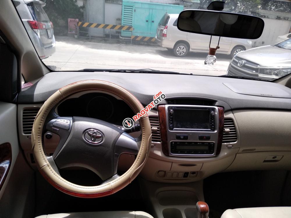 Bán xe Toyota Innova V, tự động, màu nâu vàng 2014-2