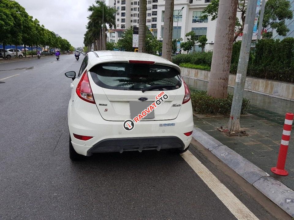 Bán xe Ford Fiesta 2016 1.0AT Ecoboost màu trắng, xe đời mới phom cực đẹp-1