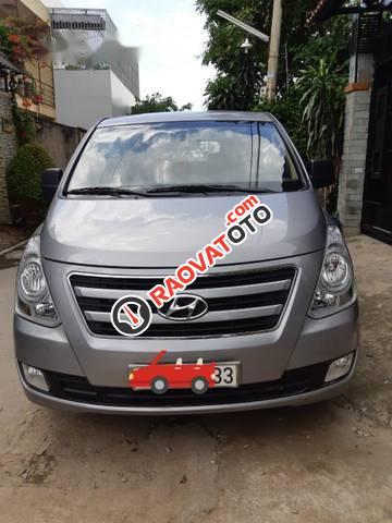 Bán Hyundai Starex 2.5 MT đời 2017, màu bạc còn mới-0