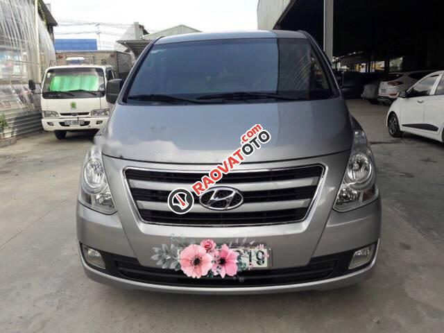 Bán Hyundai Starex năm sản xuất 2016, màu bạc số sàn, giá chỉ 856 triệu-0