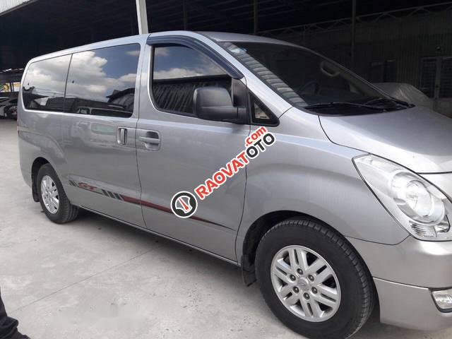 Bán Hyundai Starex năm sản xuất 2016, màu bạc số sàn, giá chỉ 856 triệu-2