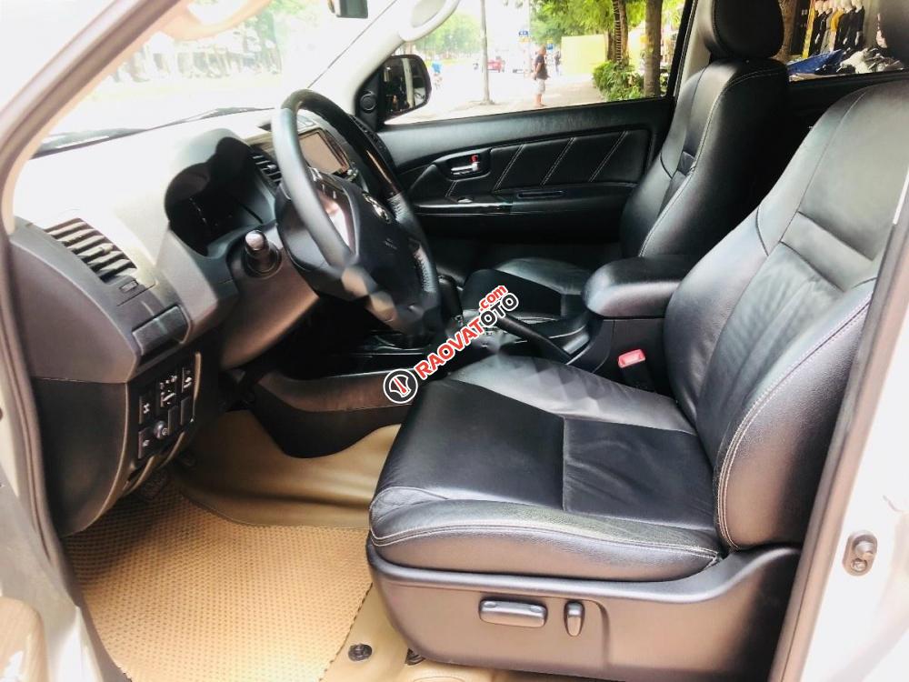 Bán Toyota Fortuner 2.7V 4x4 AT 2014, màu bạc  -2