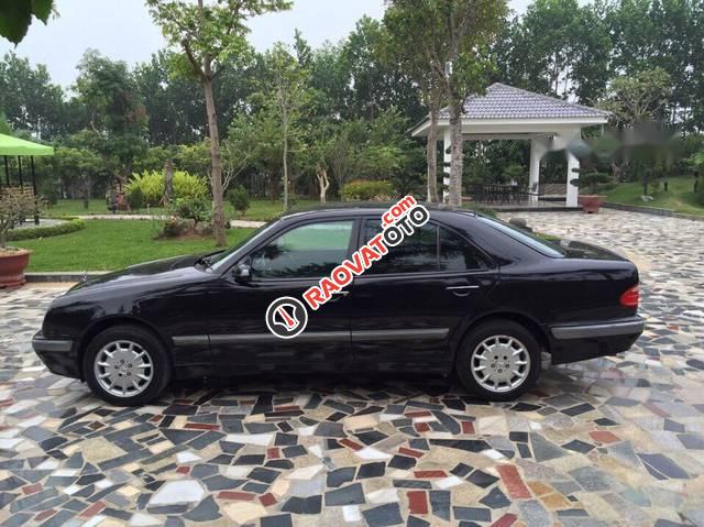 Bán Mercedes E240 năm sản xuất 2001, màu đen số tự động -0