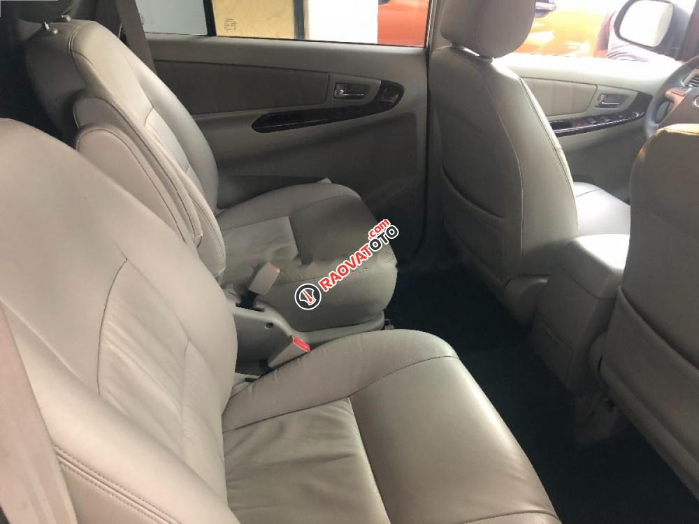 Bán Toyota Innova V 2014 số tự động, xe đi giữ gìn cẩn thận-4
