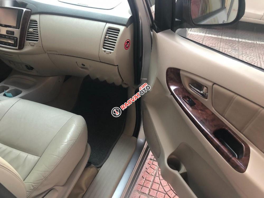 Bán Toyota Innova V 2014 số tự động, xe đi giữ gìn cẩn thận-9