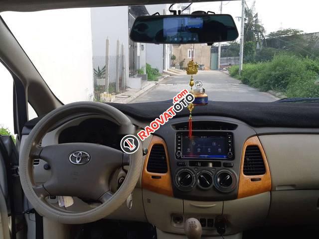 Cần bán Toyota Innova G 2.0 MT 2010, màu bạc  -3