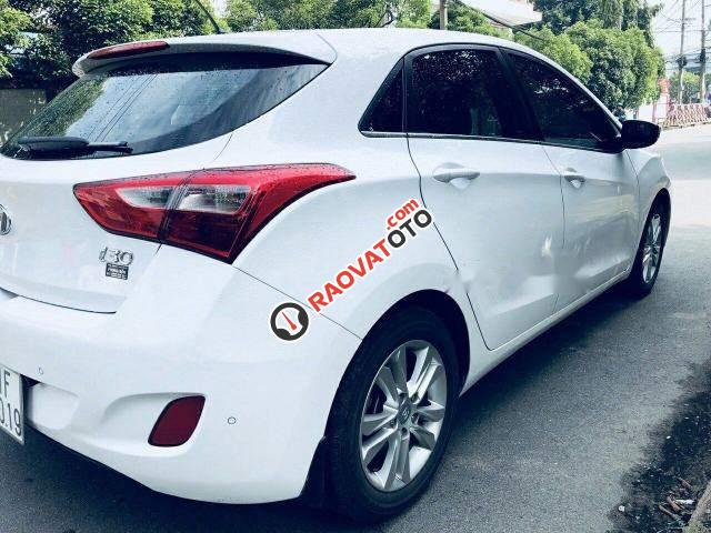 Bán Hyundai i30 đời 2014, màu trắng ít sử dụng, giá tốt-0