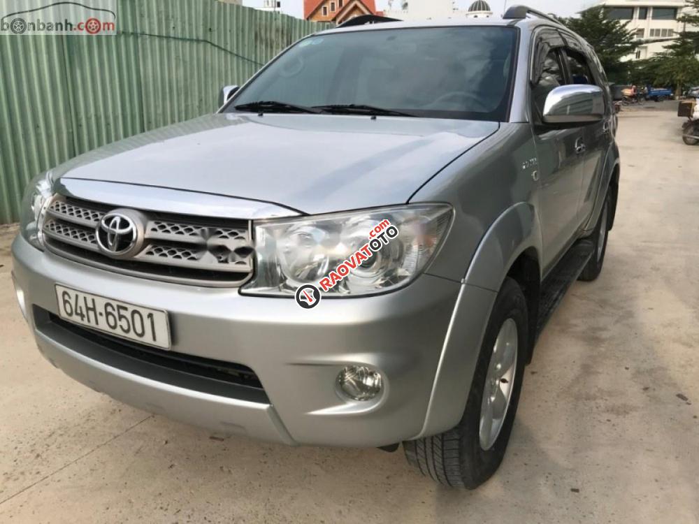Bán ô tô Toyota Fortuner V 4x2AT năm 2010, màu bạc còn mới giá cạnh tranh-0